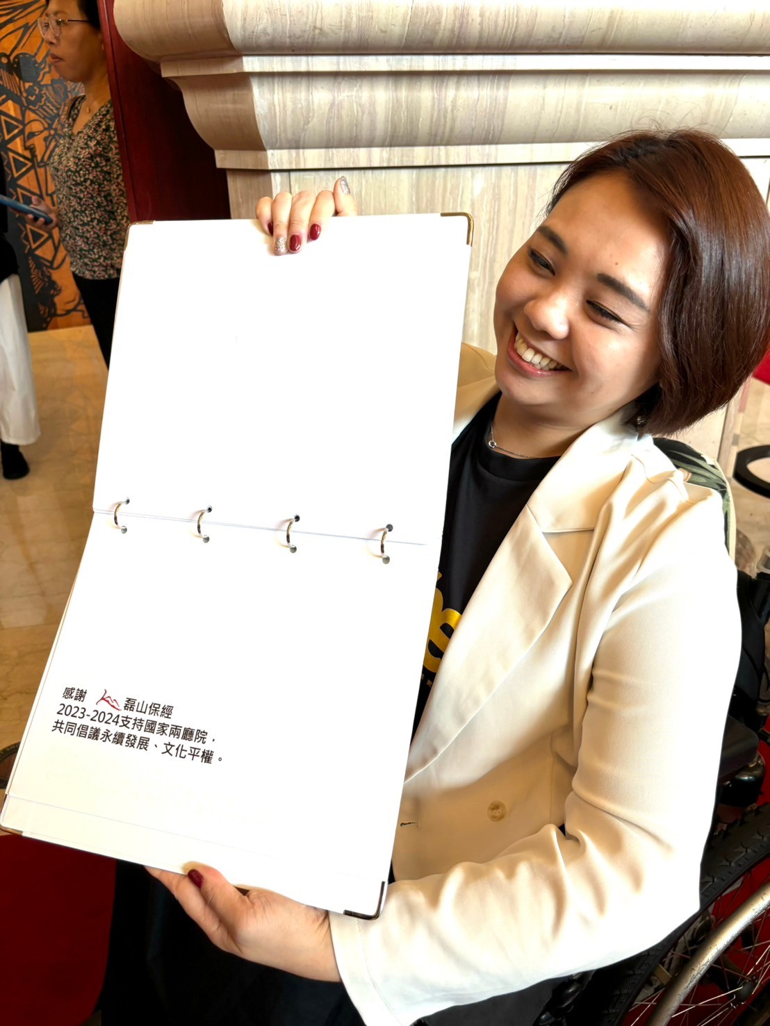 可能是 2 個人和文字的圖像